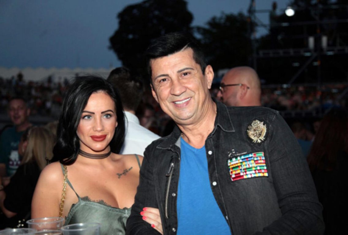 (ФОТО) Водителот тајно се ожени – Си ја ќари 20. години помладата колешка