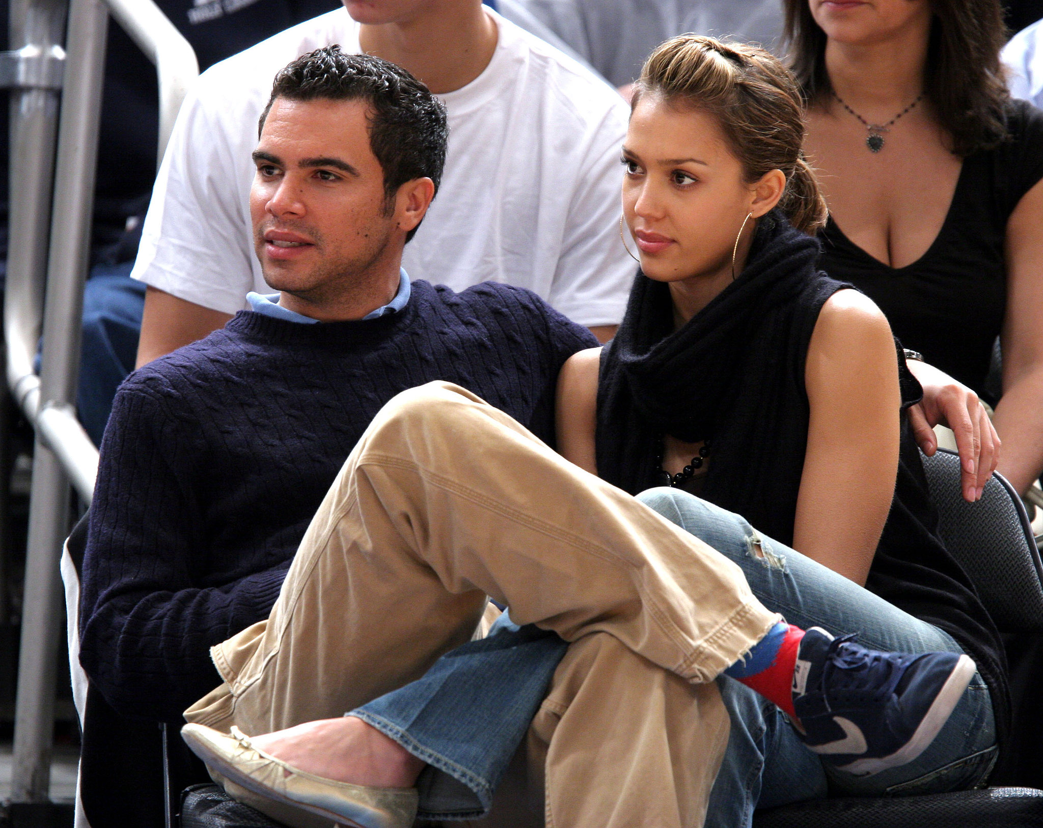 (ФОТО) Џесика Алба го покажа трудничкиот стомак во бикини!