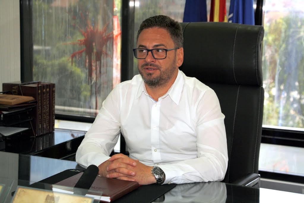 Градоначалникот на Прилеп, Марјан Ристески во „бекстејџ“ со Северина и Марјана Станојковска