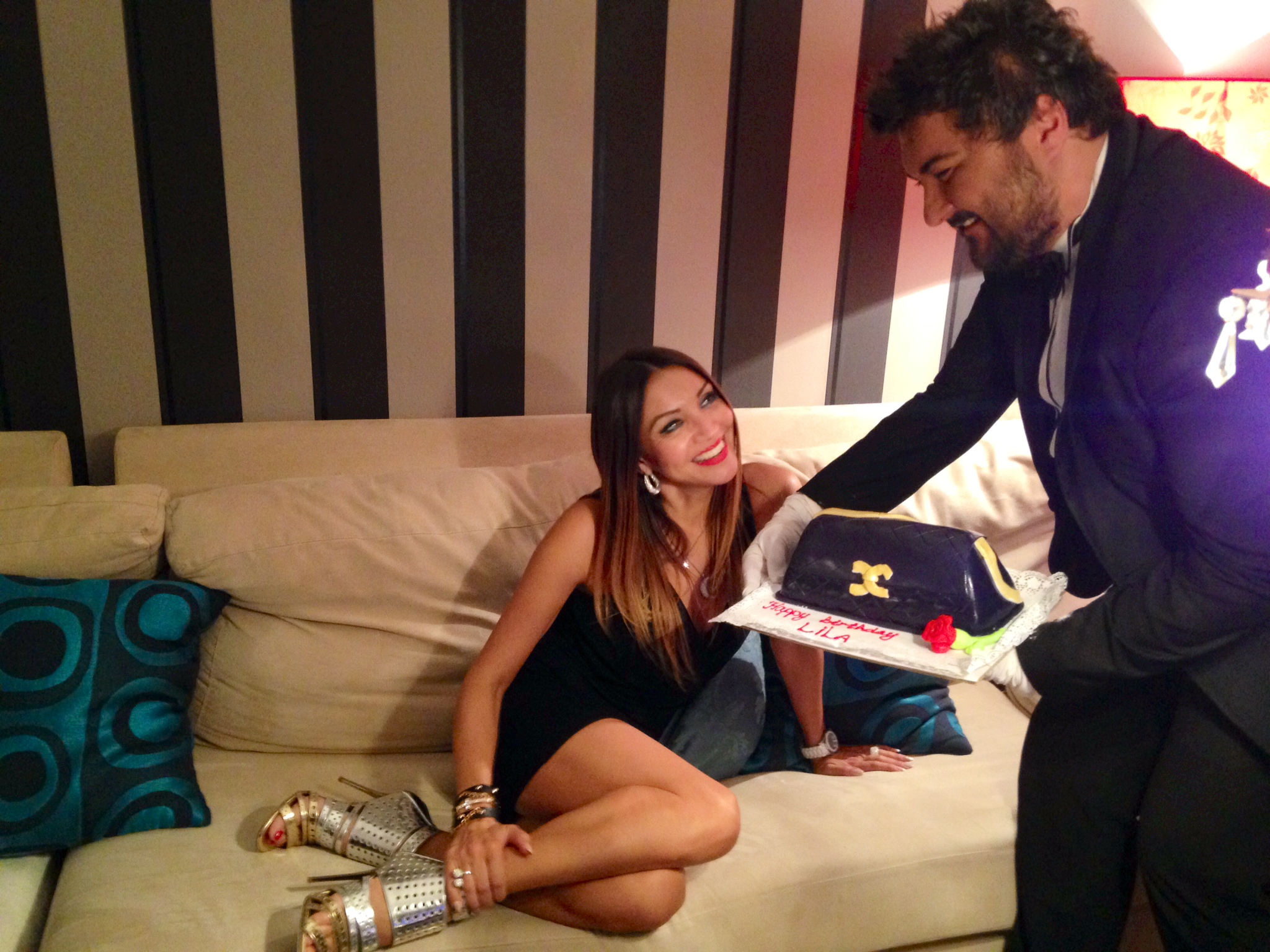 (ФОТО) Лила го покажа свршеничкиот прстен?!