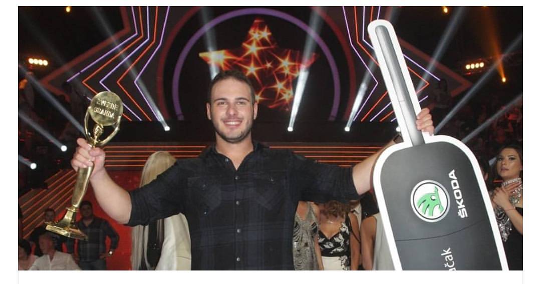 ЛАДНО ПИВО И ЉУБОВ. Вака Ристе Ристески ужива на охридските плажи!