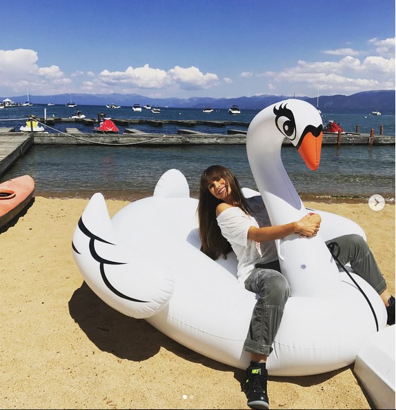 Софија Вергара на забава покрај езеро