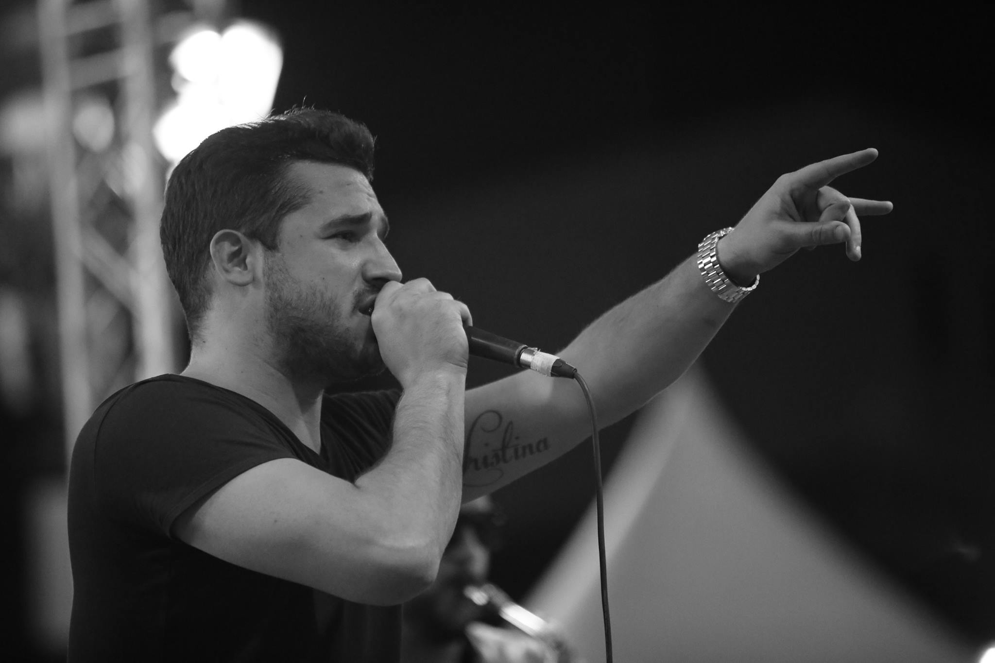 Тарабунов заглави во женска кабина?!