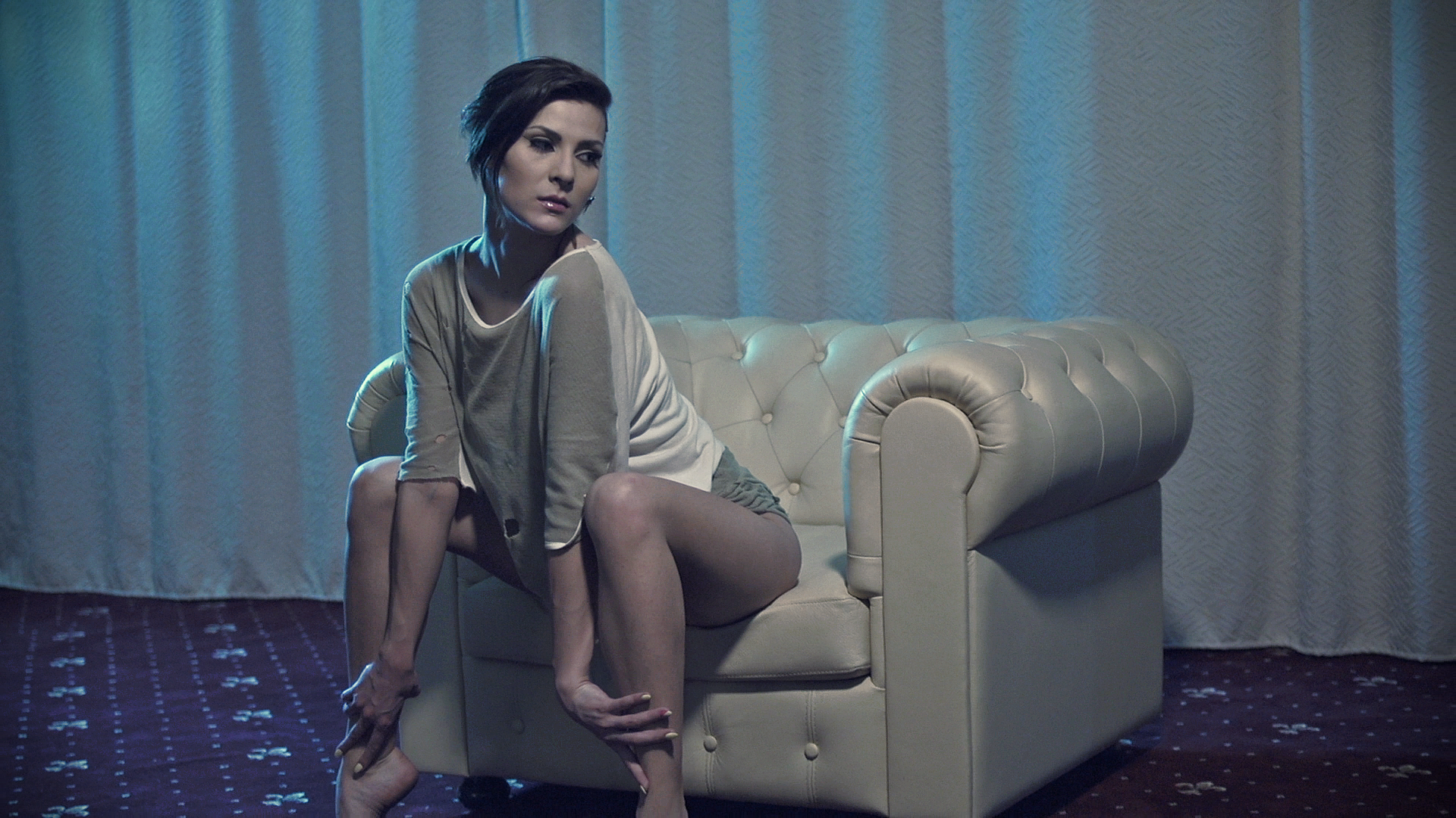 Сара Мејс сними провокативен спот