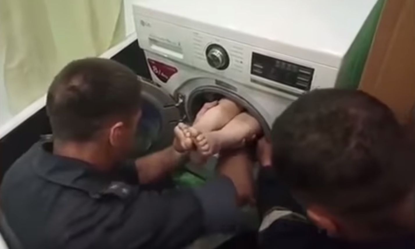 Внимавајте на најмилите – ова детенце се заглави во машината за перење