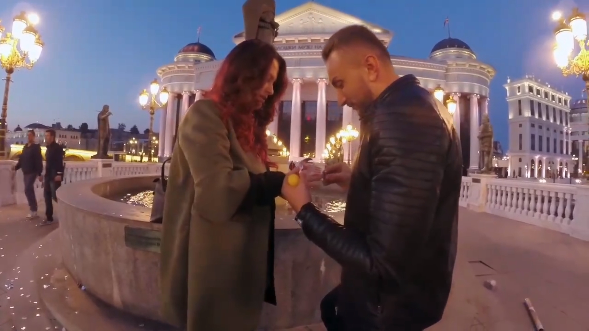 Креативно барање на раката на саканата во центарот на Скопје