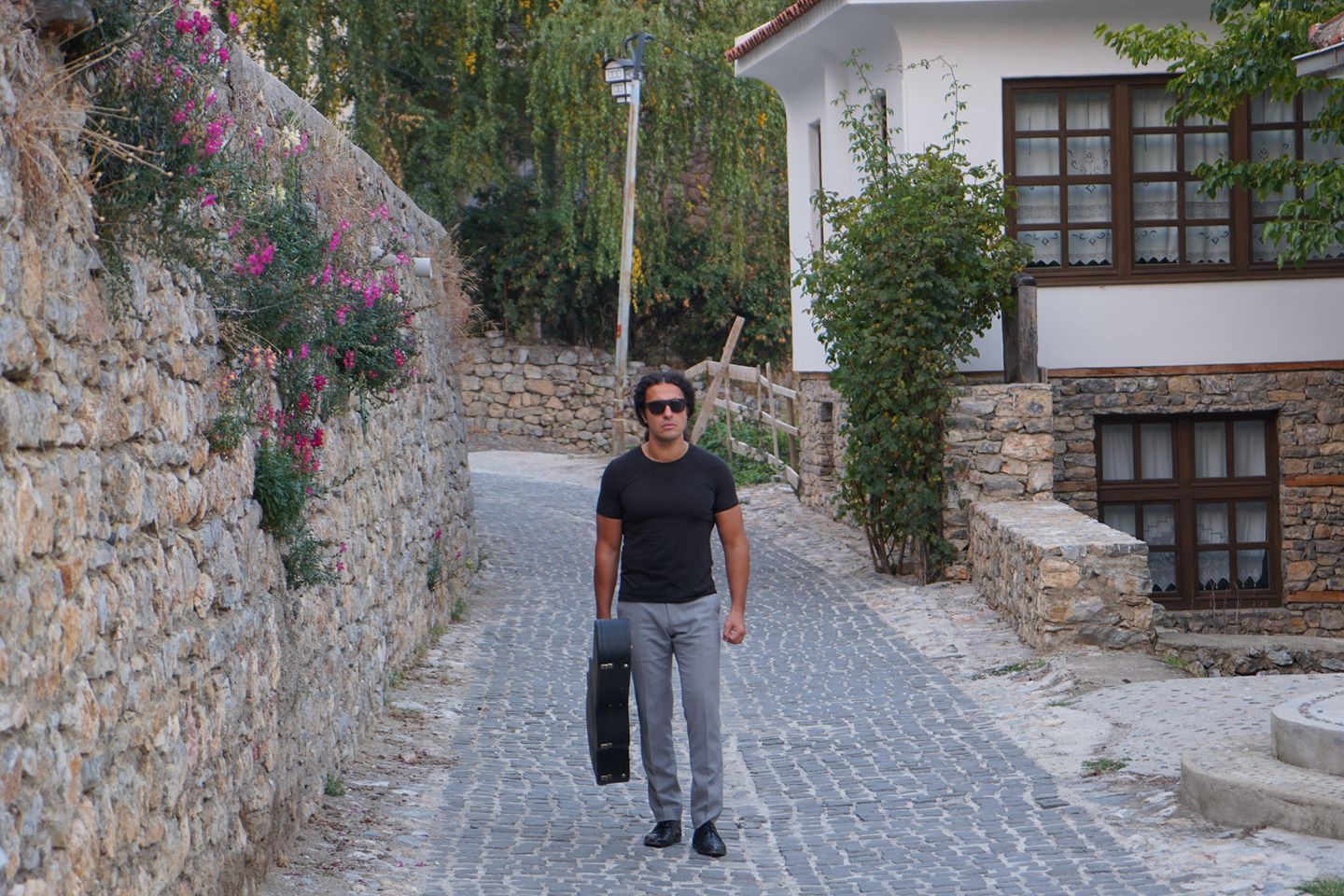 Четкар го промовираше видеото за песната Travel The World