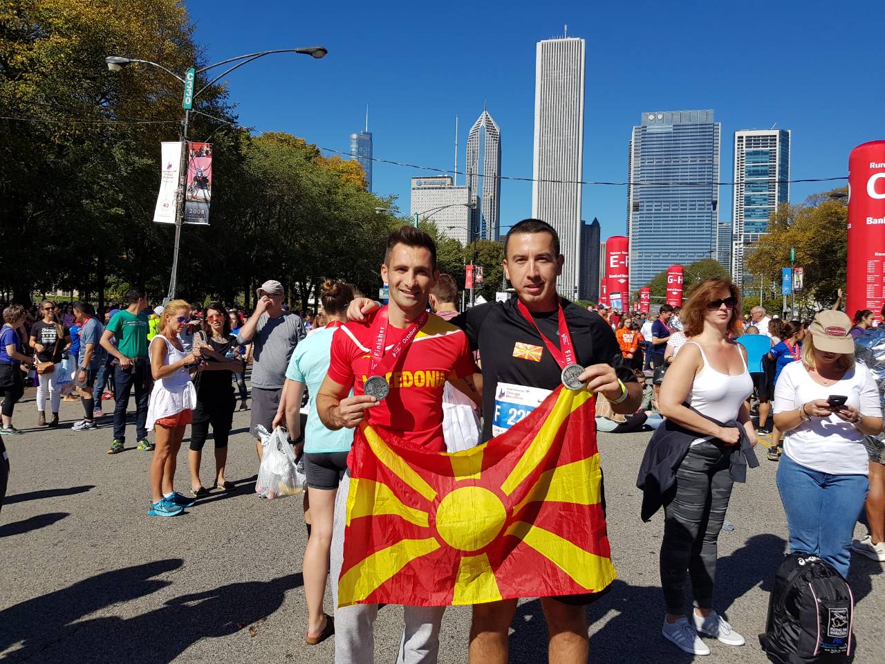 Тројца македонски маратонци го трчаа маратонот во Чикаго