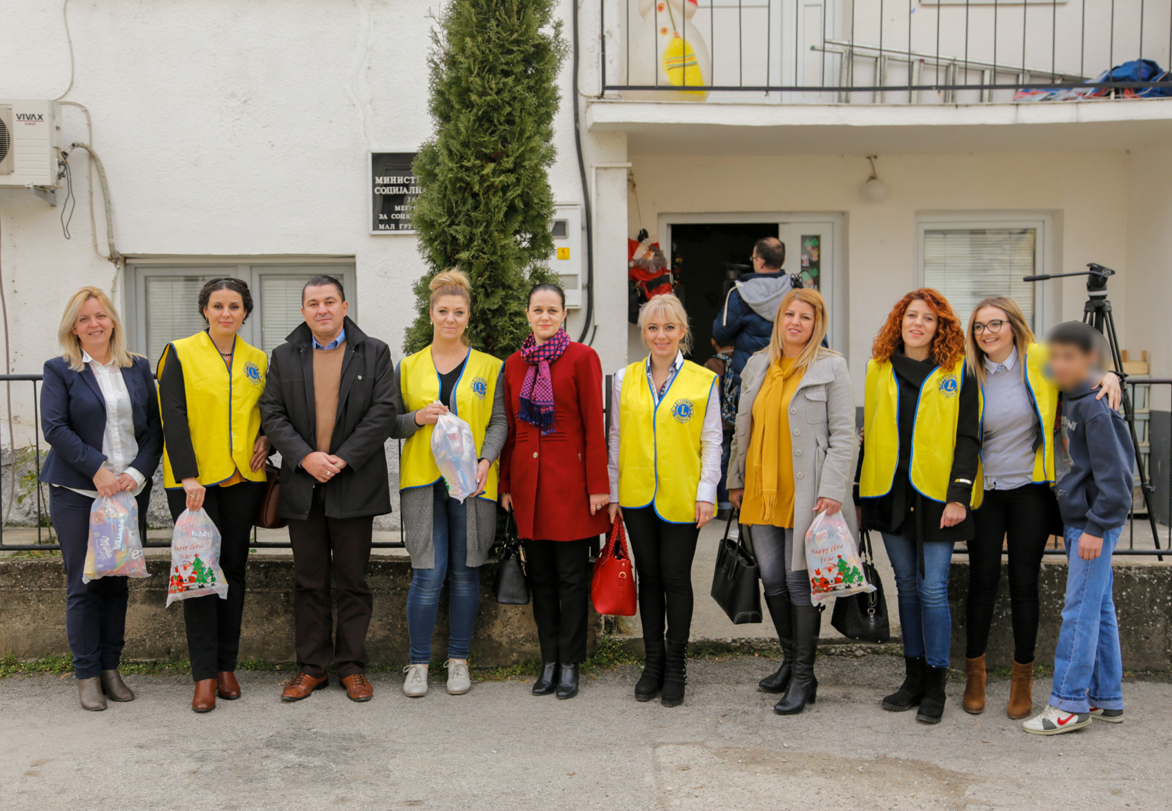 Жените од Кавадарци им донесоа подароци на децата без родители