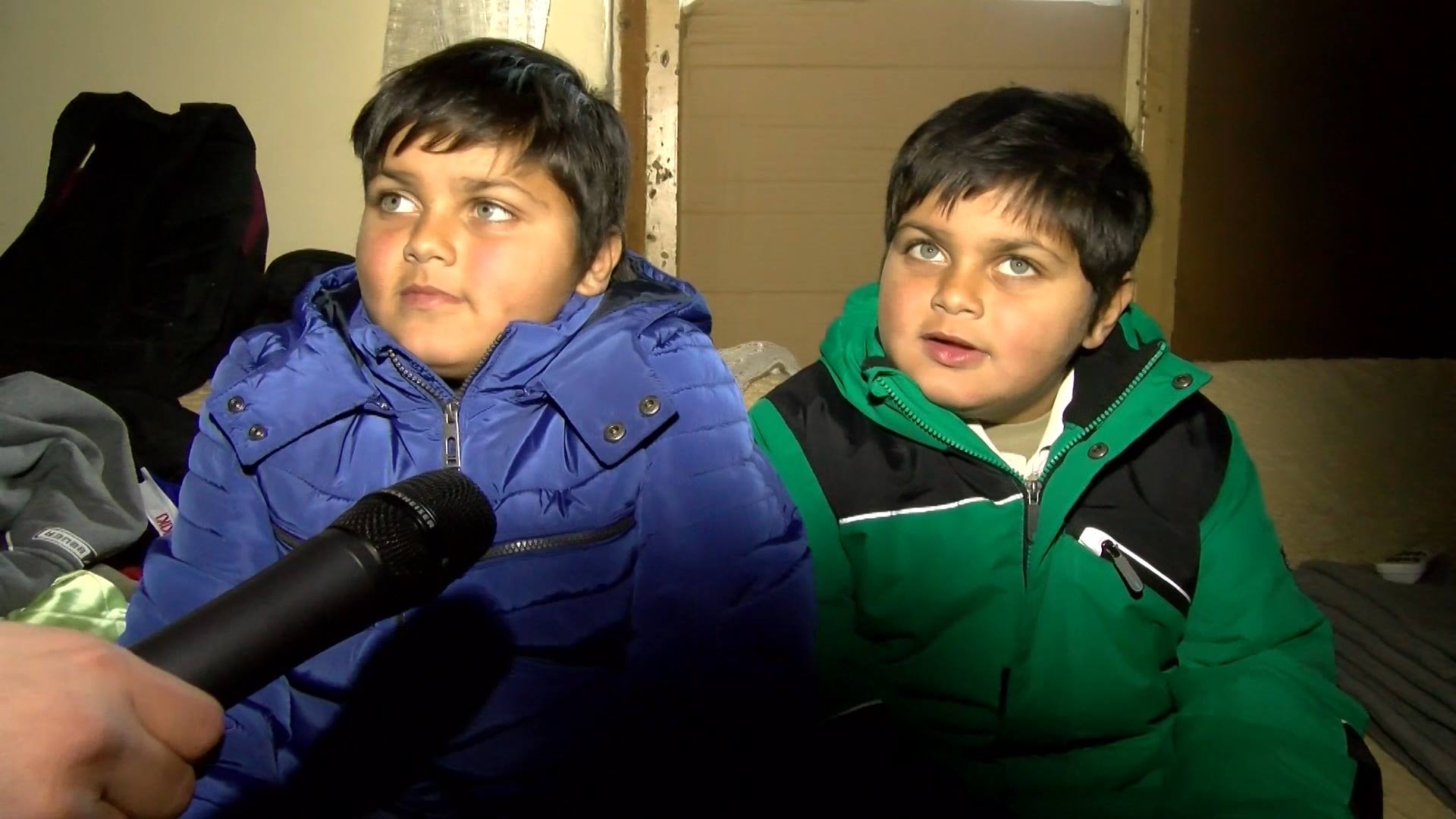 (Видео) Донациите за Тео и Тони пристигнуваат, но уште се без тоалет и струја