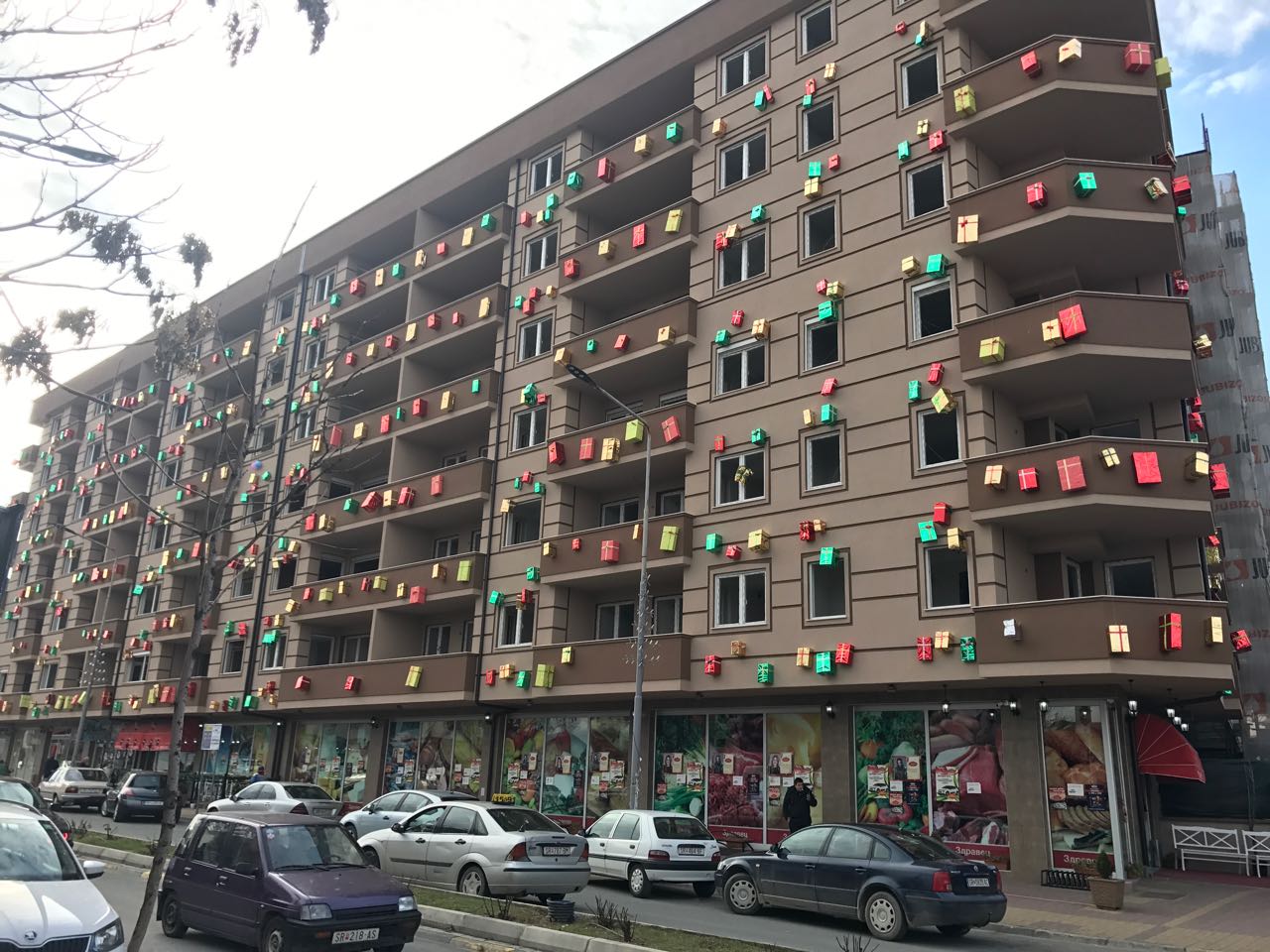 Зграда накитена со пакетчиња во Струмица