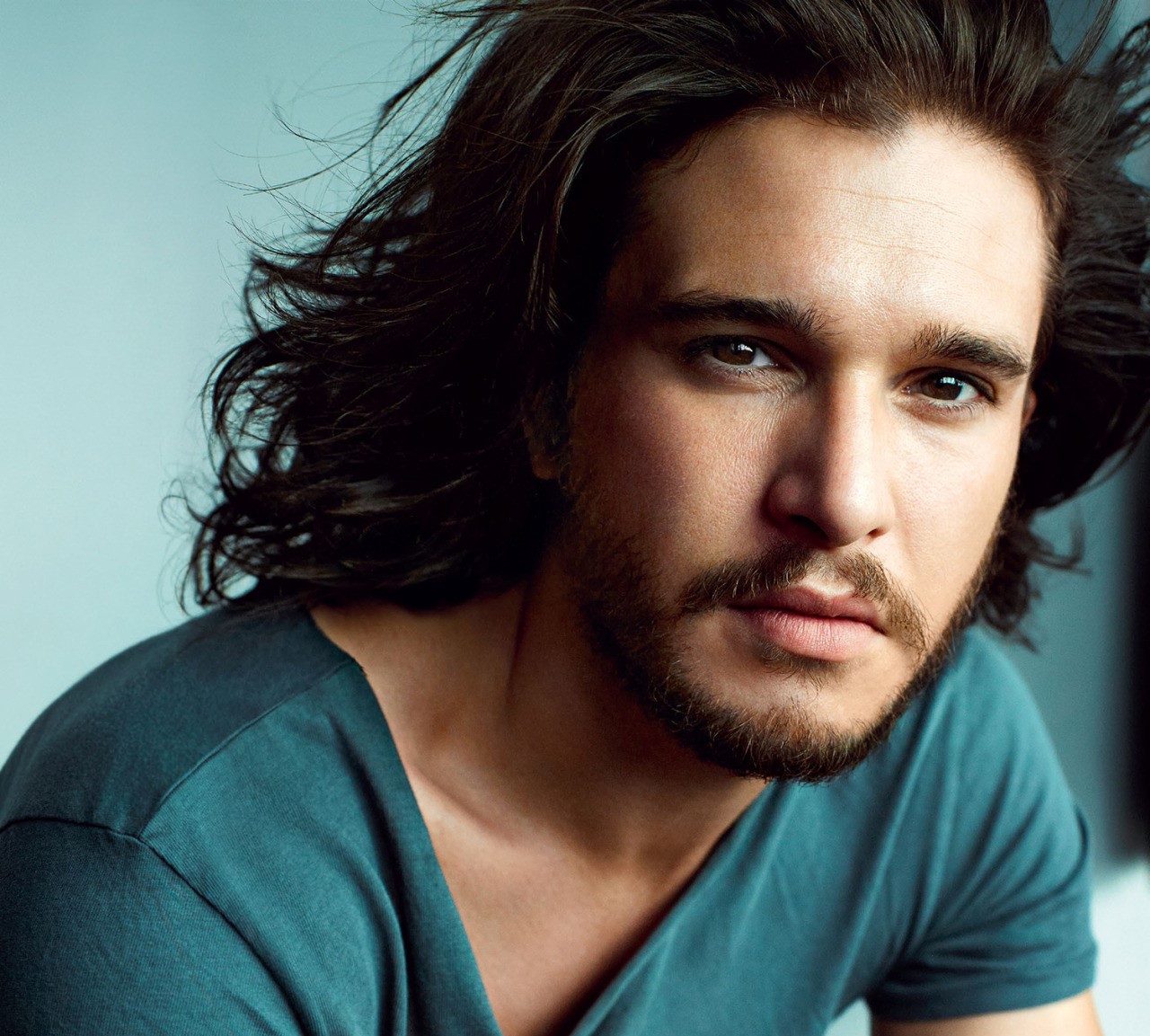 (Видео) Кит Харингтон пијан исфлен од бар