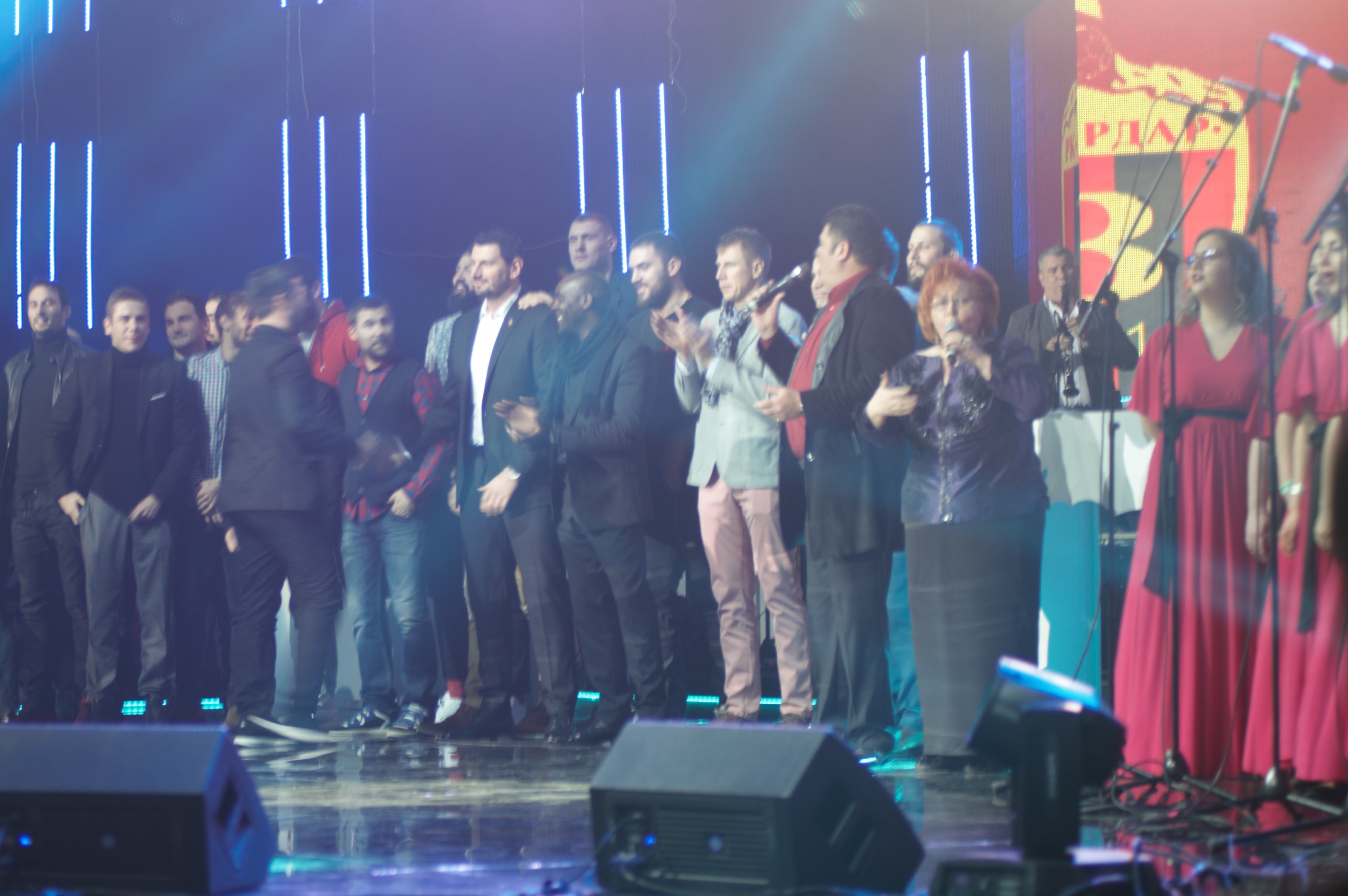 Со народната „Ој Вардаре“, Наум и Виолета ги разнежнија ракометарите