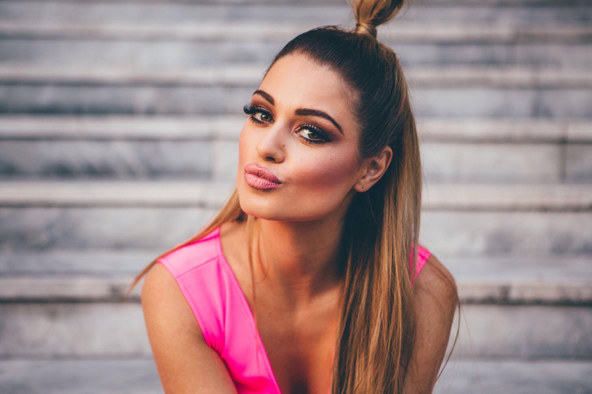 (ФОТО) Сопругот ја изненади Симона Поповска  