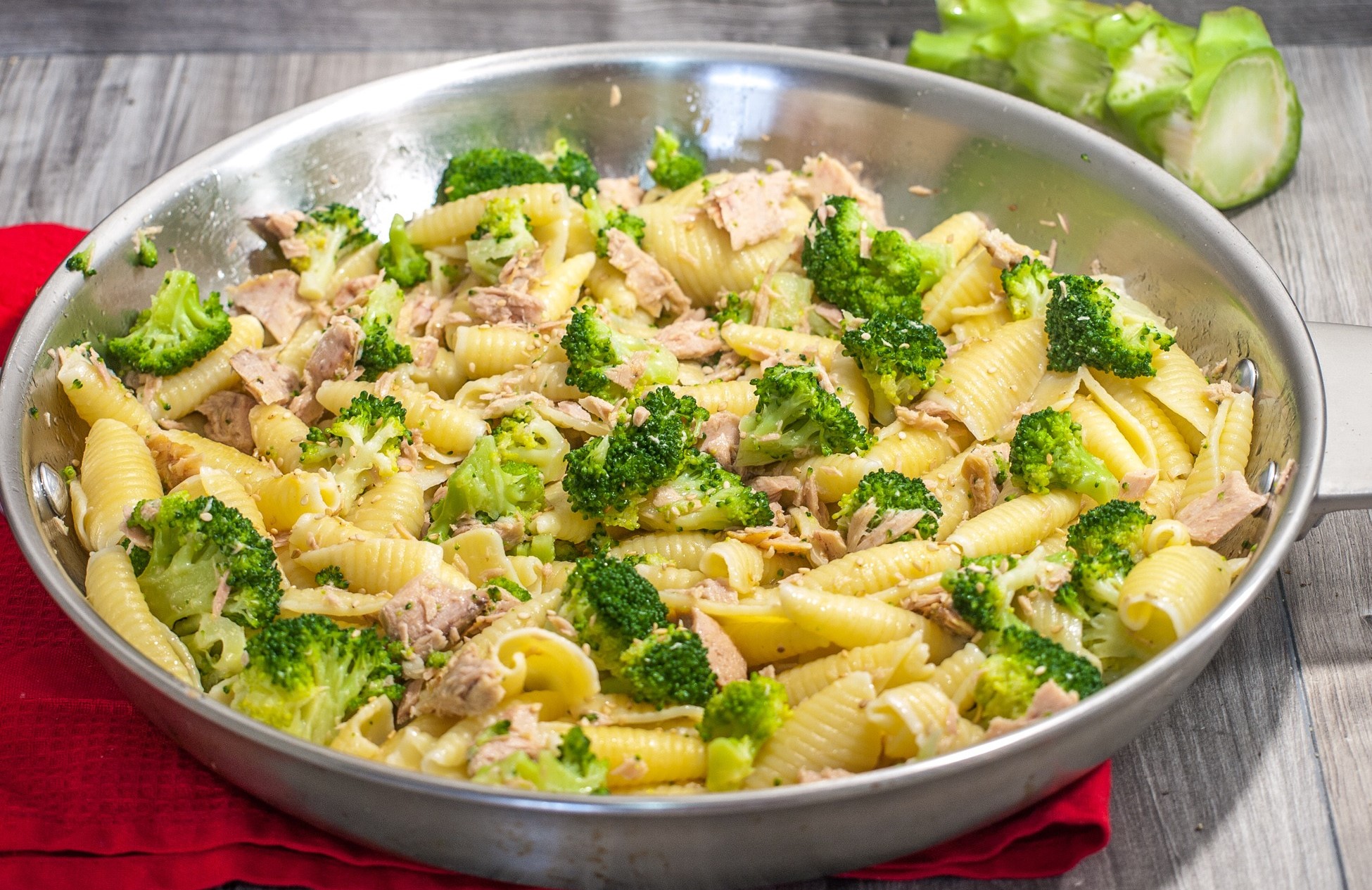 Тестенини со брокула и туна