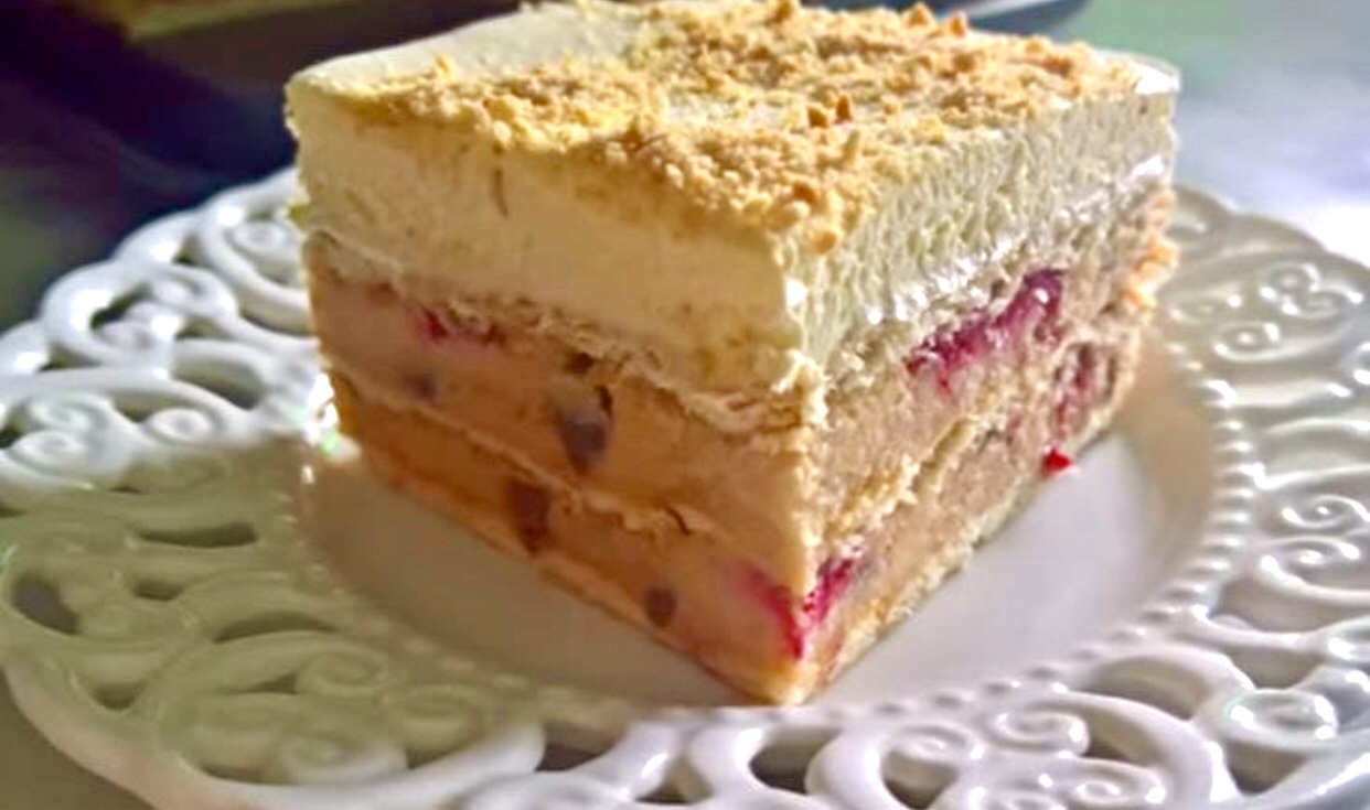 Колач без печење со малини и плазма