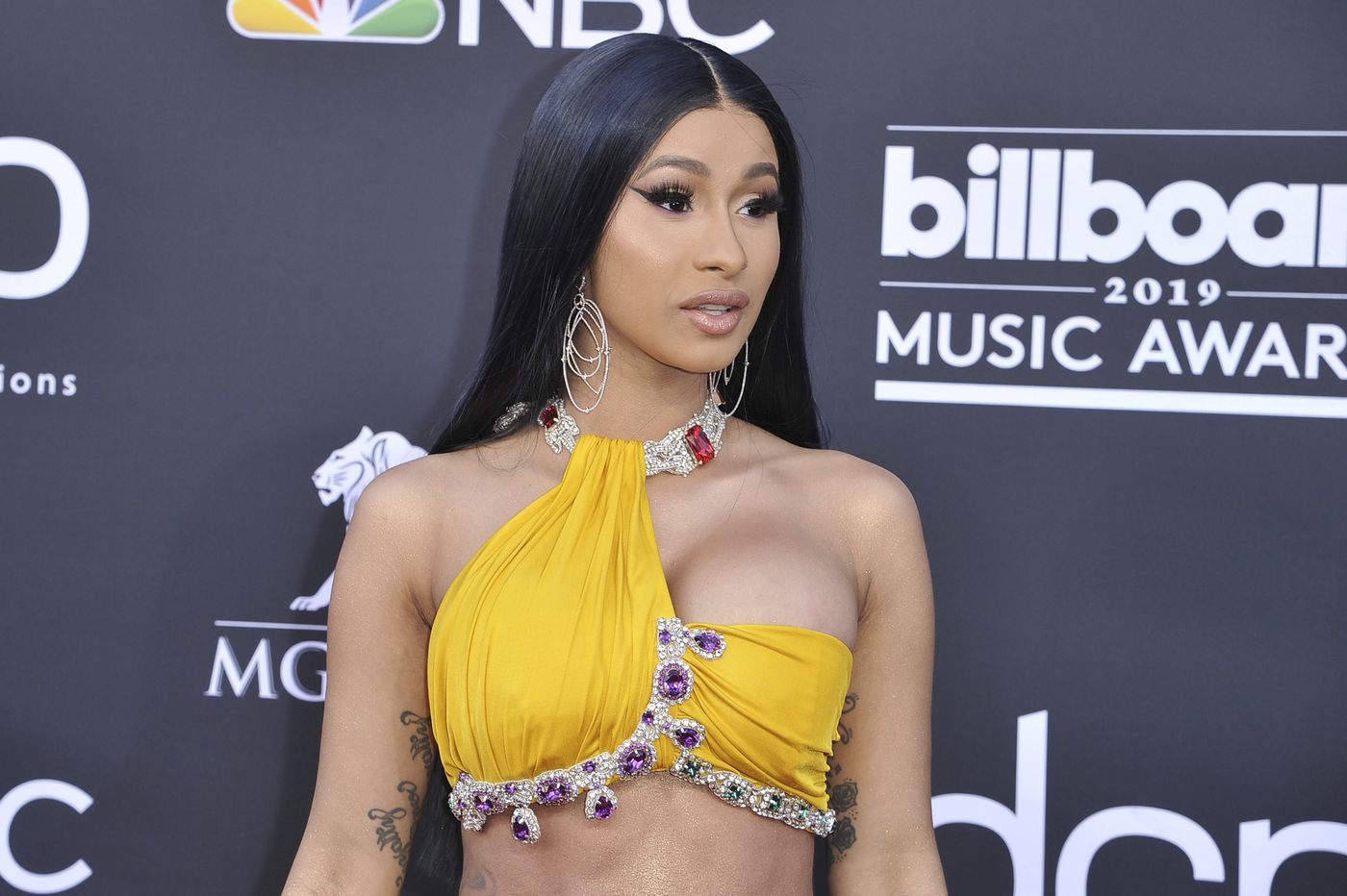 (Фото) Карди Би се пофали со тетоважа преку целиот задник