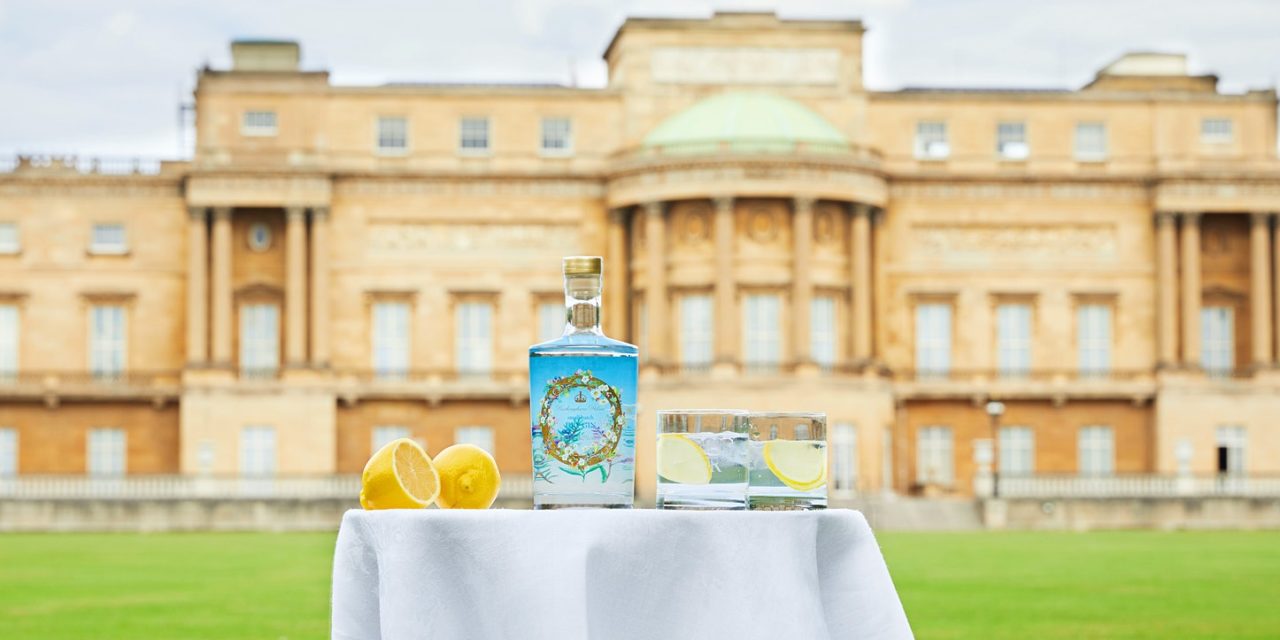 Бакингамската палата произведе џин со билки од своите градини