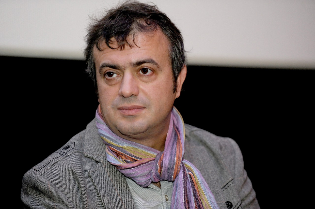 (Видео) Сергеј Трифунoвиќ со раскрвавена глава – Глумецот нападнат на протести во Белград