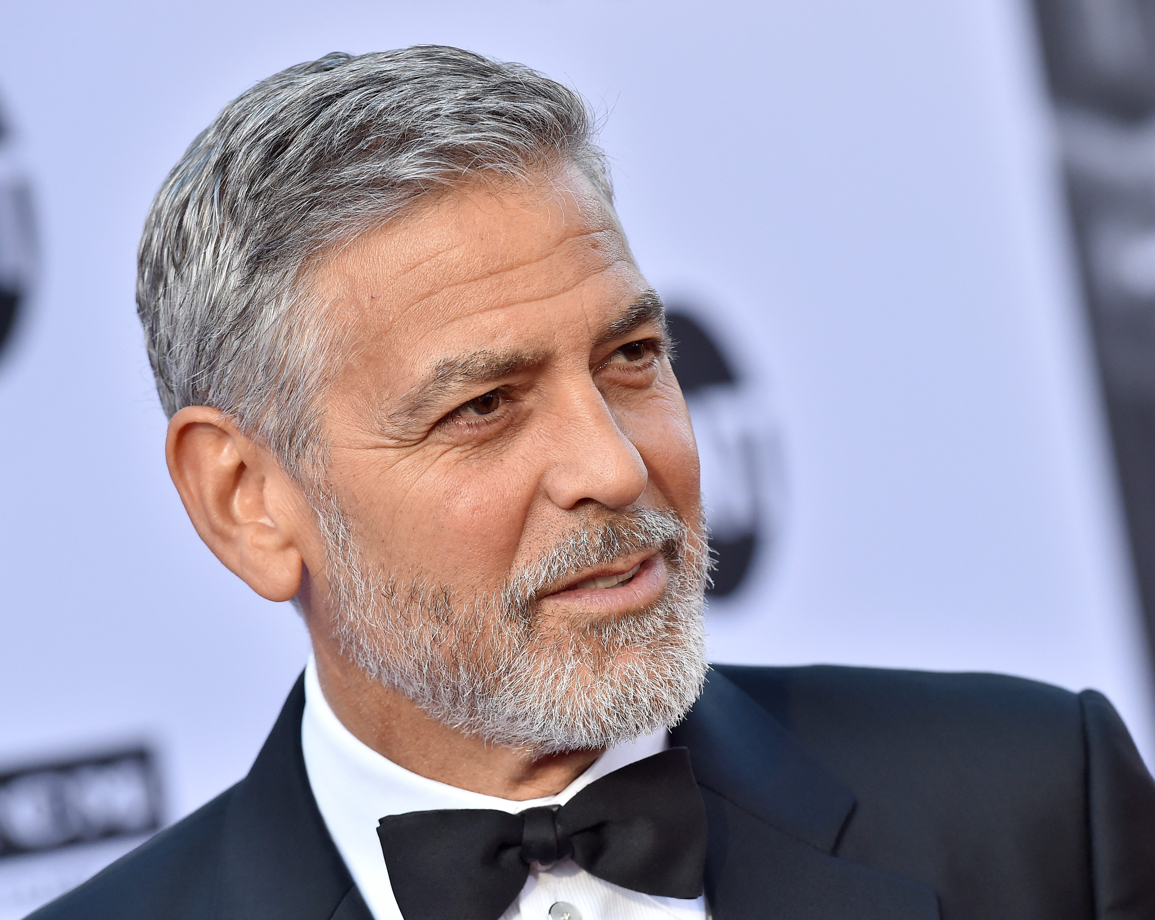 (Фото) Џорџ Клуни на прва прошетка со синот