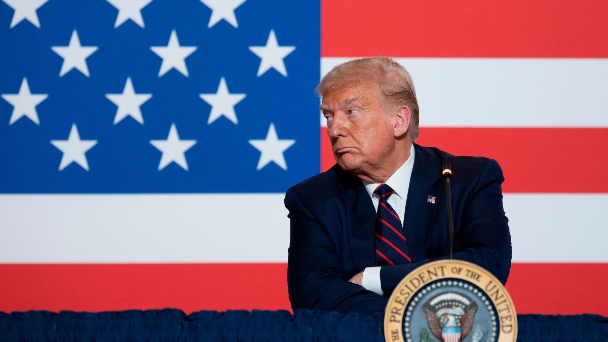 Доналд Трамп се закани дека ќе го забрани ТикТок оти се користи за шпионирање