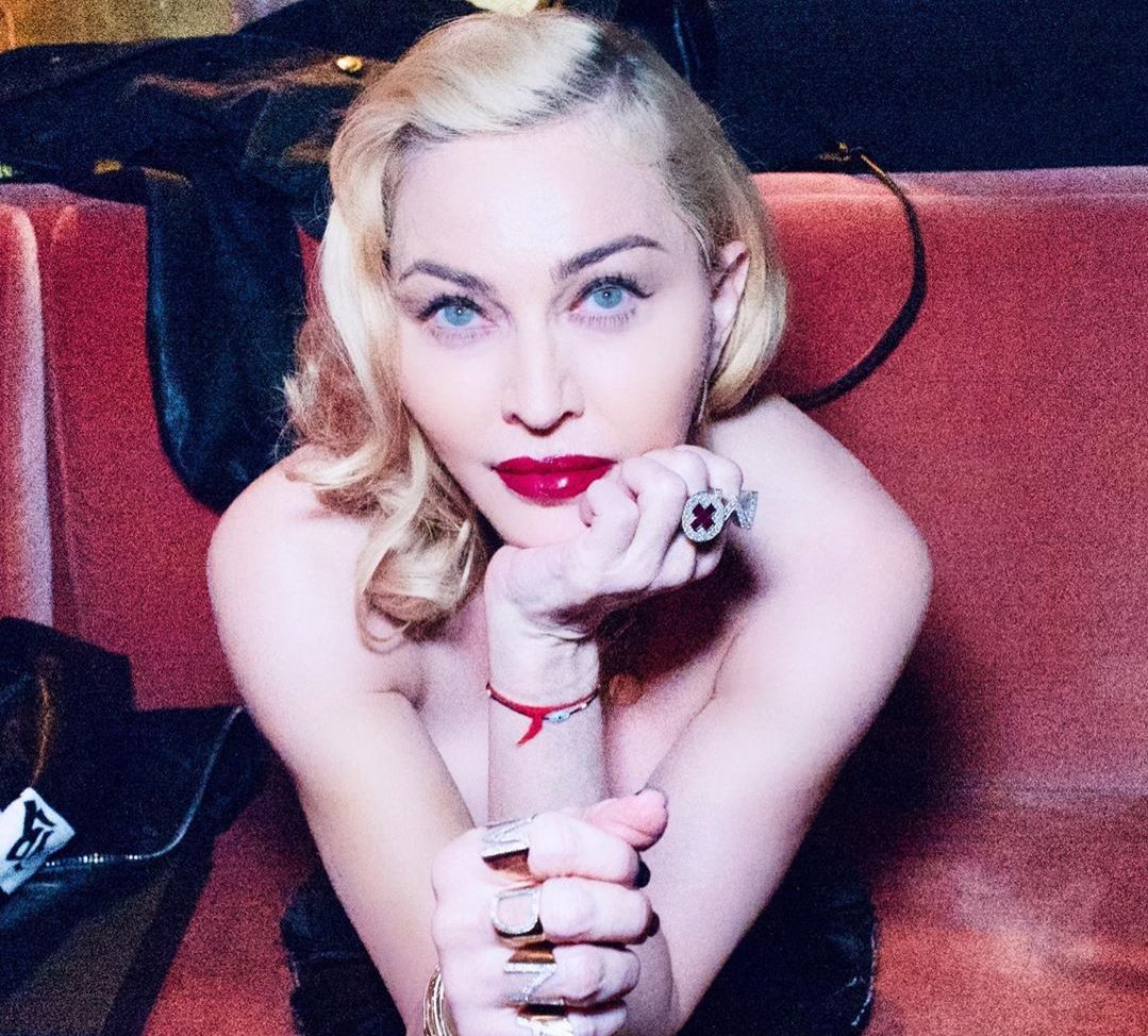 (Фото) Мадона го прослави роденденот на Јамајка со џоинт и марихуана