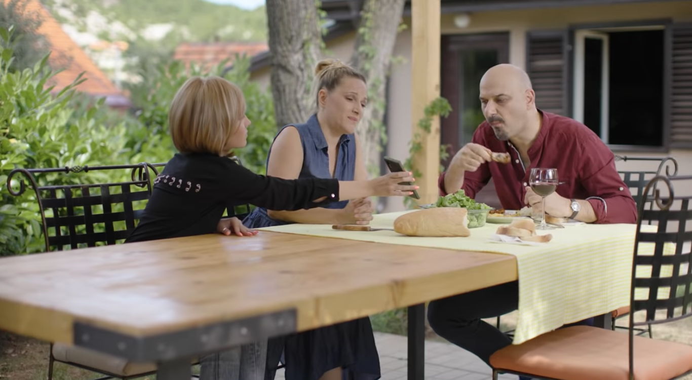 (Видео) Црногорскa рекламa за корона стана хит на социјалните мрежи