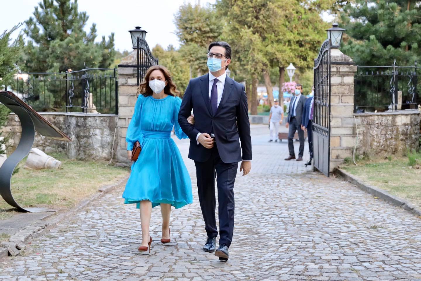 Бети и Стево на „Манаки“, фестивалот годинава без препознатливиот гламур и полна сала