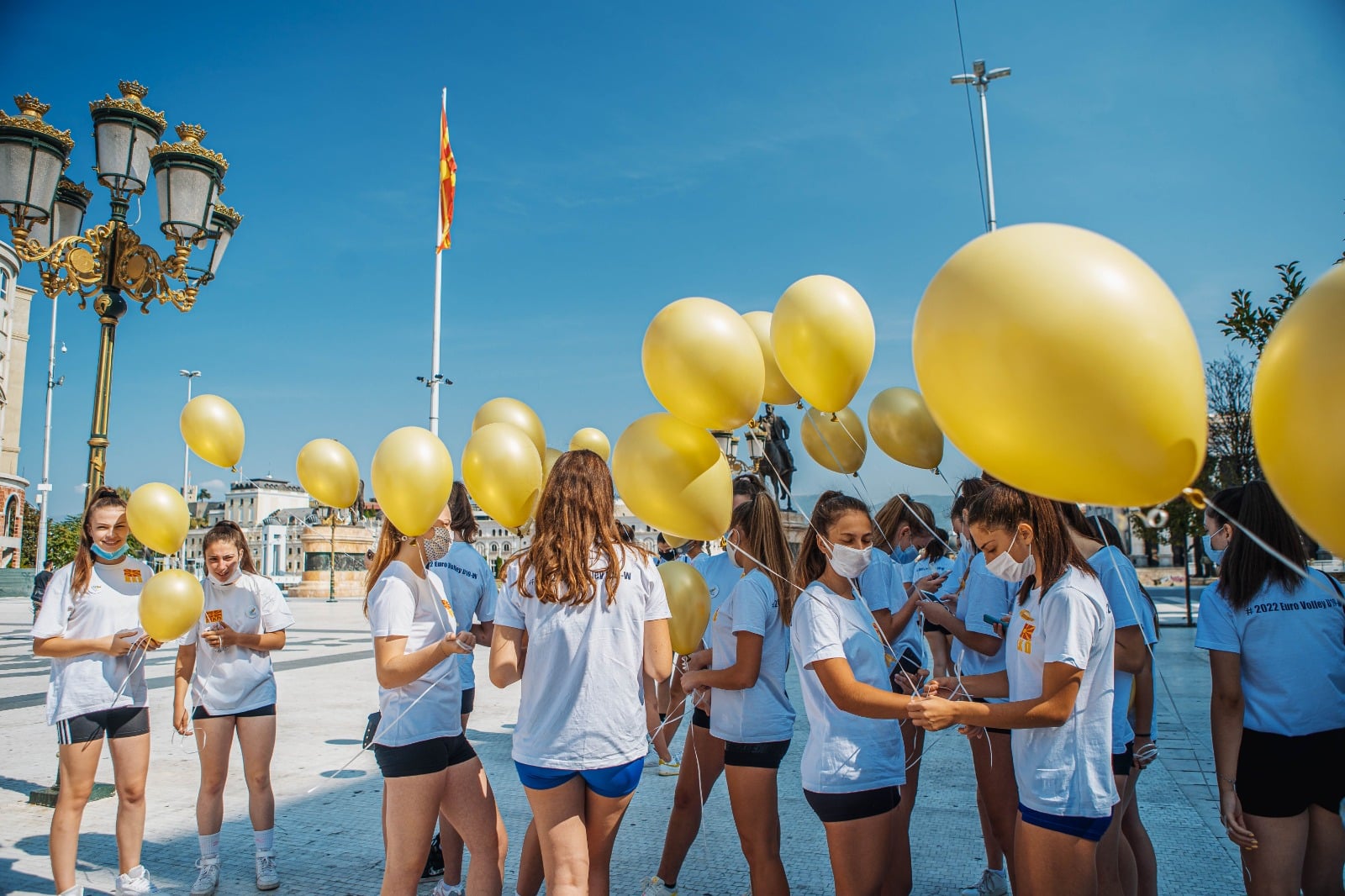 500 златни балони летнаа на плоштад Македонија за децата болни од рак