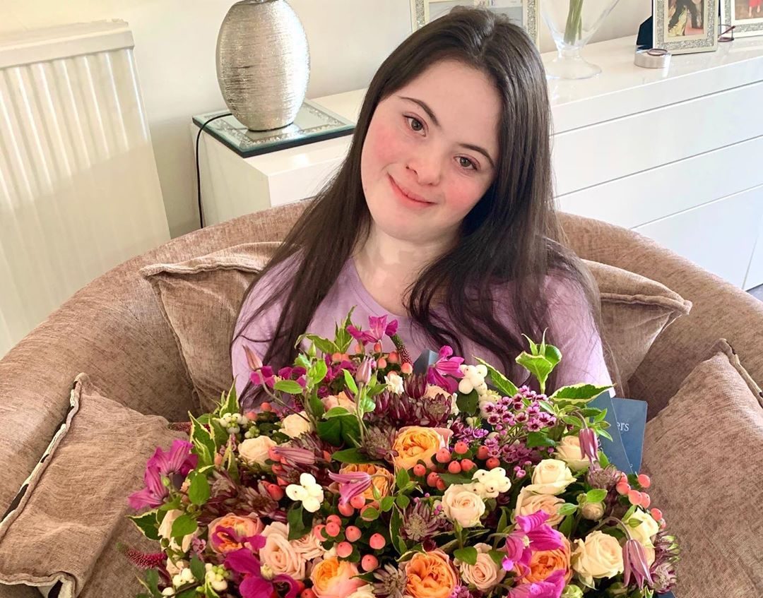 (Фото) Ели е прва манекенка со Даунов синдром на насловната на „Гламур“