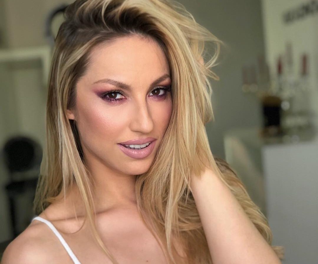 „Мајка ми ми умре на раце поради лекарска грешка“ – Рада Манојловиќ проговори за тешките мигови