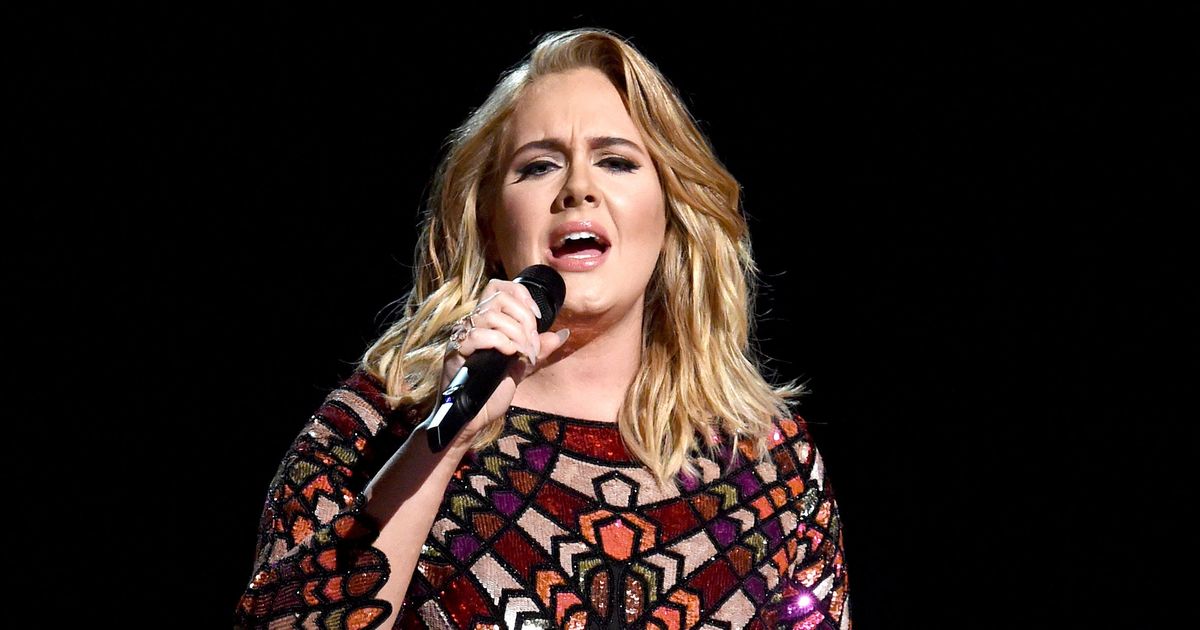 Таткото на Адел во полиција ја пријавил сосетката која слушала песни од неговата ќерка