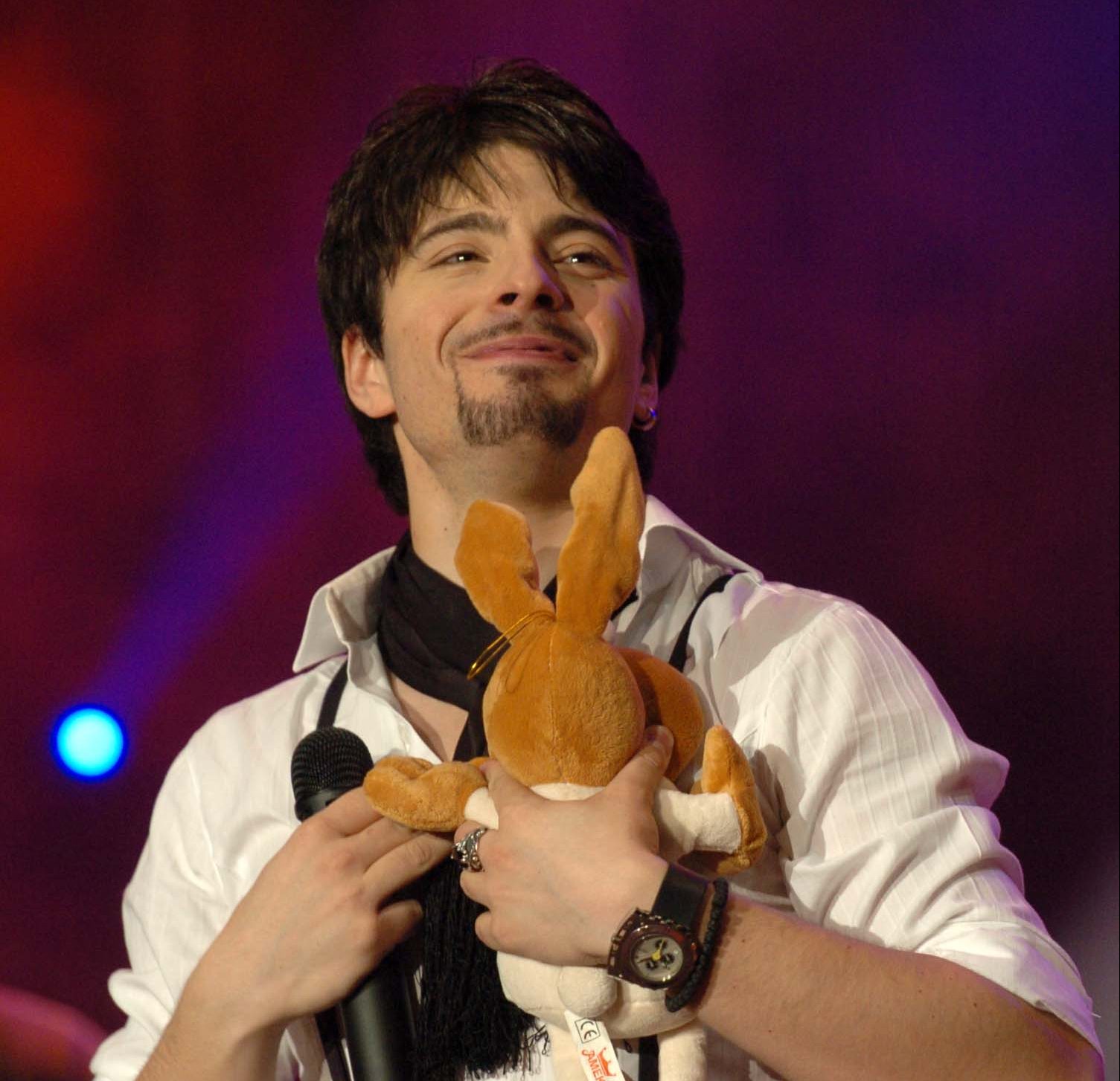 (Видео) „Ветивме, ќе трчаме онолку маратони колку што ти имаше години“ – маратонците 13. пат во чест на Тоше