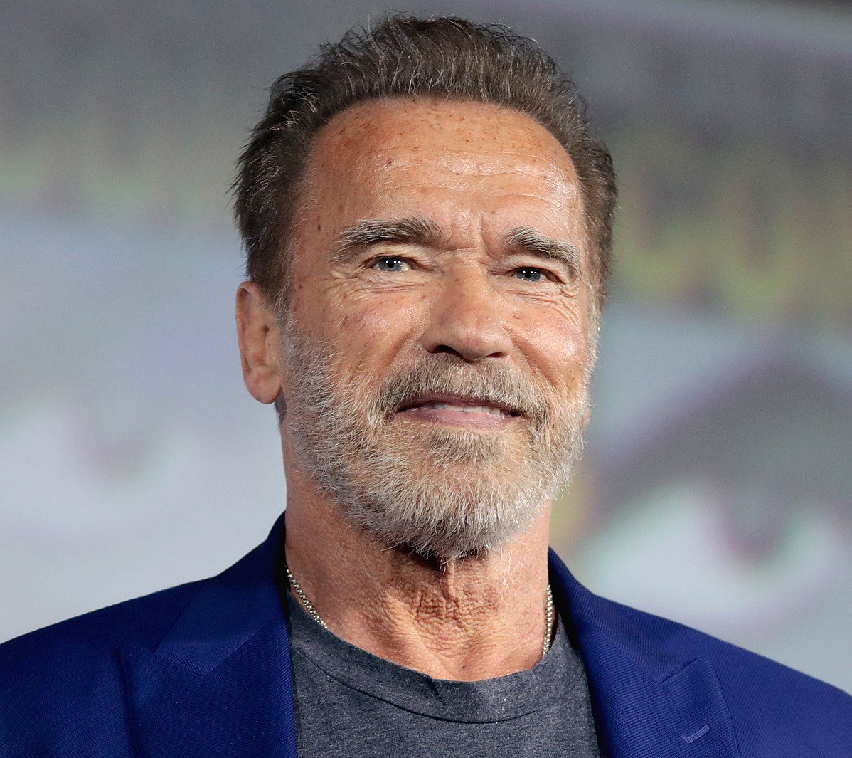 (Фото) Шварценегер првпат во јавноста по операцијата на срцето