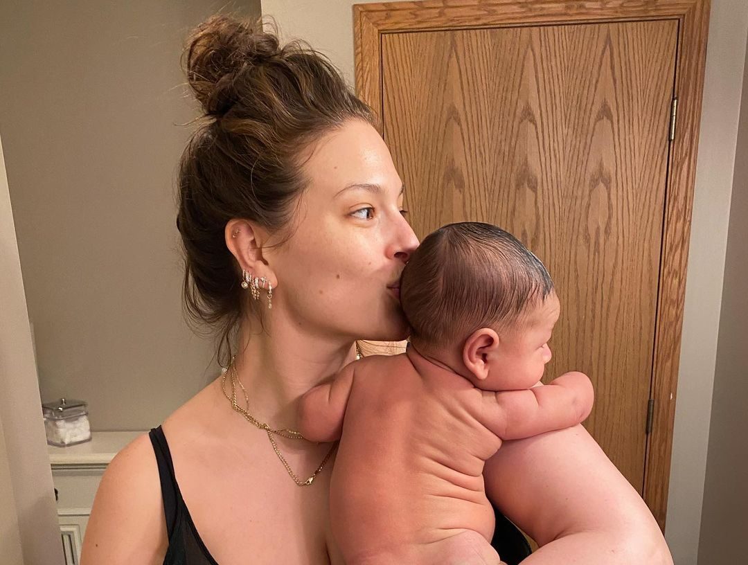 Ешли Греам призна дека го пие сопственото млеко