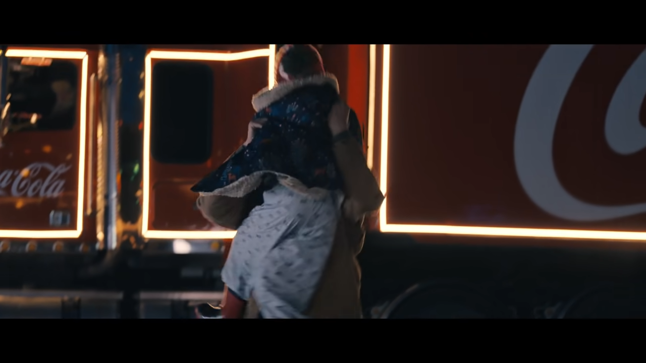 (Видео) Дедо Мраз, донеси го тато дома за Божик: со рекламата на „Кока-Кола“ почна празничната сезона