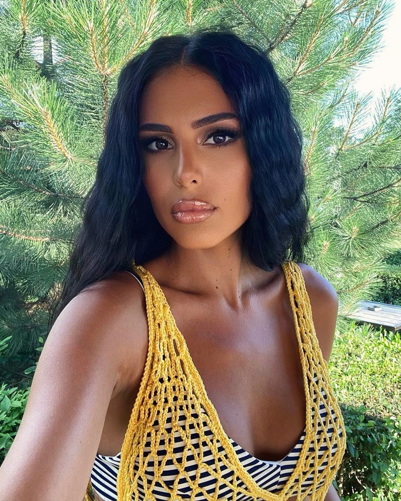 (Фото) „Внимавај шеикот да не те зароби“ – Анастасија во танга бикини среде ноември