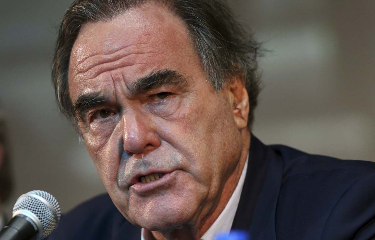 Оливер Стоун ја прими руската вакцина против корона