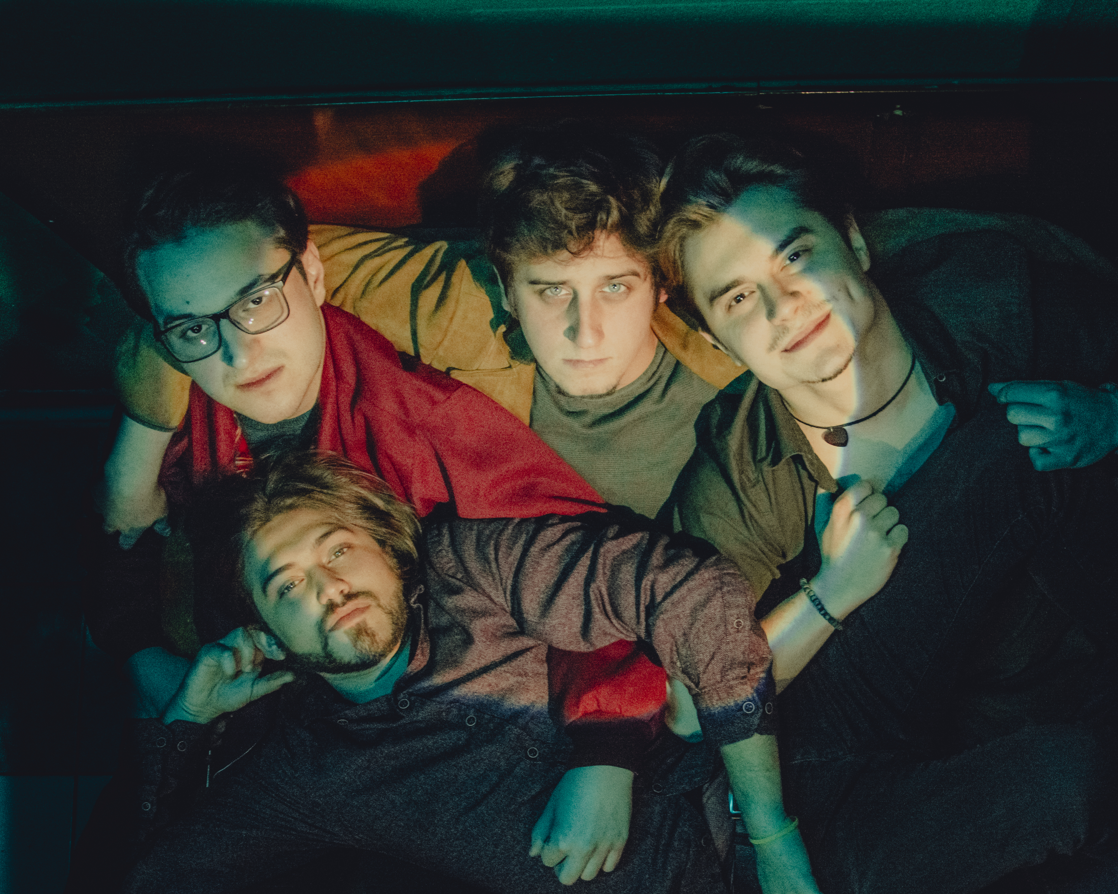 (Видео) Звукот на ’80те и ’90те во новата песна на „Фикшн“