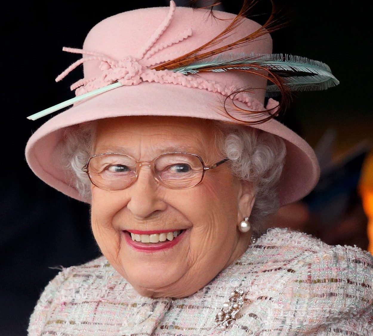 Вработен на кралскиот двор со години ја крадел кралицата па препродавал на И-беј