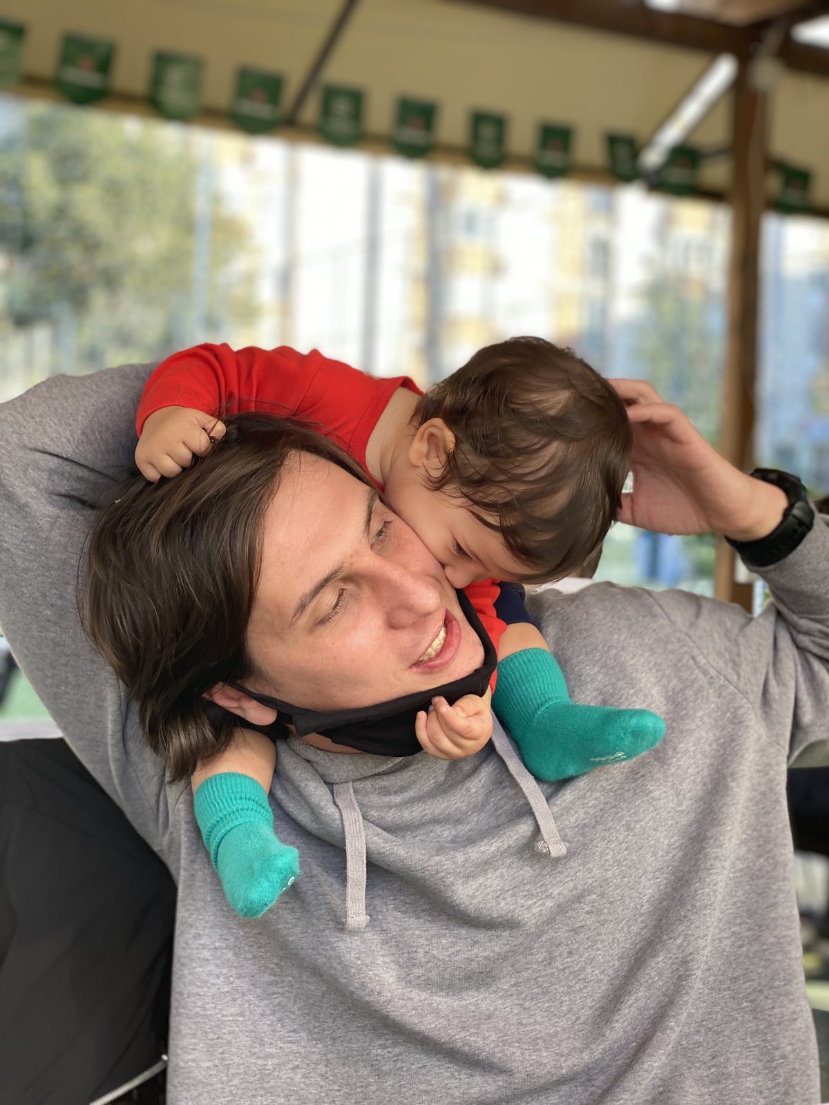 „Се оженив меѓу две проби, а со Павле секој ден учам нешто ново“ – Атанас првпат зборува за бракот и татковството