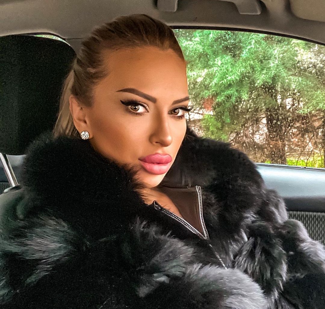 „Брачните проблеми не се решаваат на Фејсбук и очекував да ме нарекуваат спонзоруша“, вели Агнеса, сопругата на ексдиректорот на АЕК, кој вчера откри дека се разведуваат