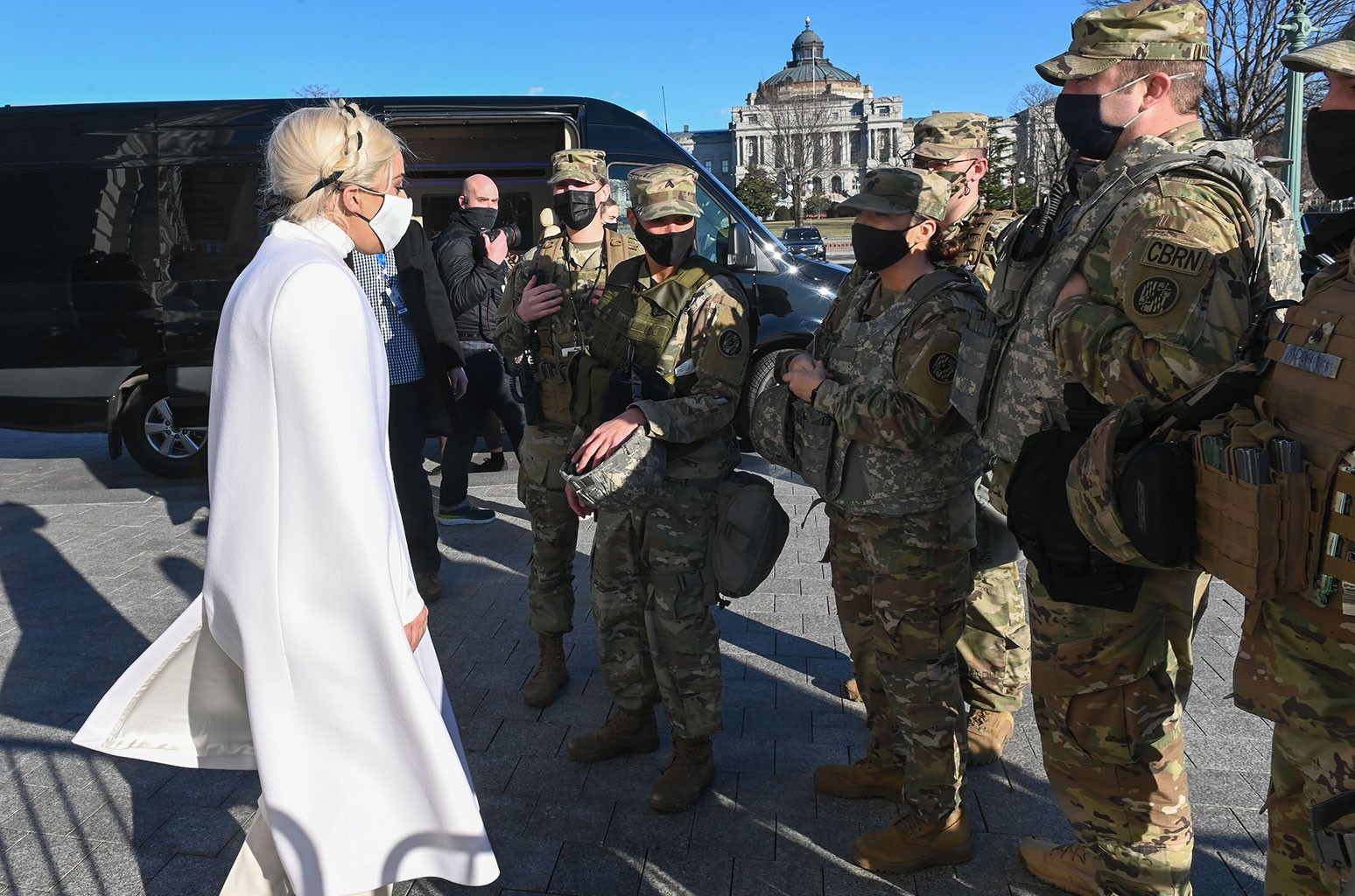 Бело за среќа, вели Лејди Гага пред настапот на инаугурацијата на Џо Бајден