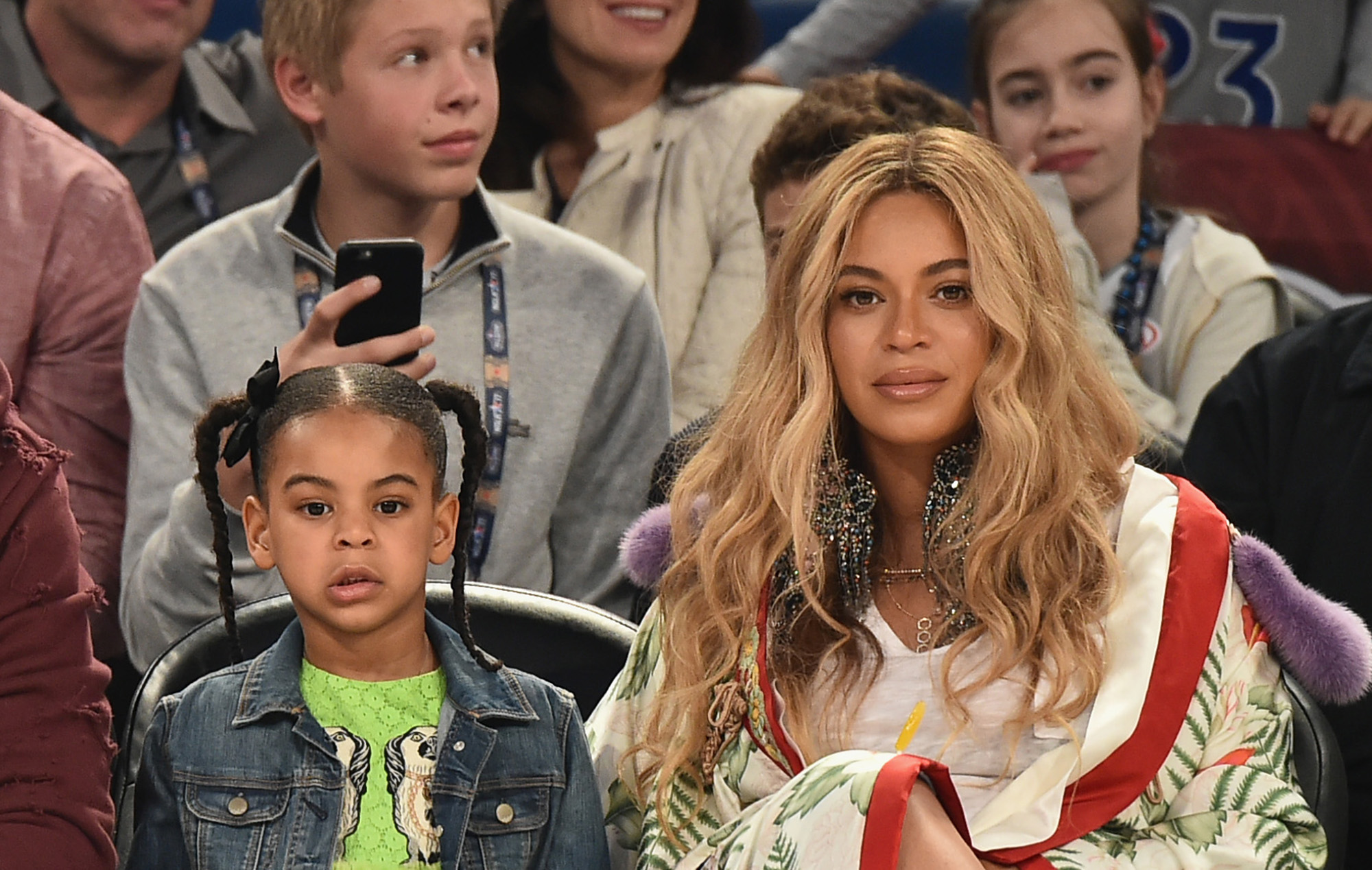 (Фото) Ќерката на Бијонсе ja рекламира облеката на нејзината мајка