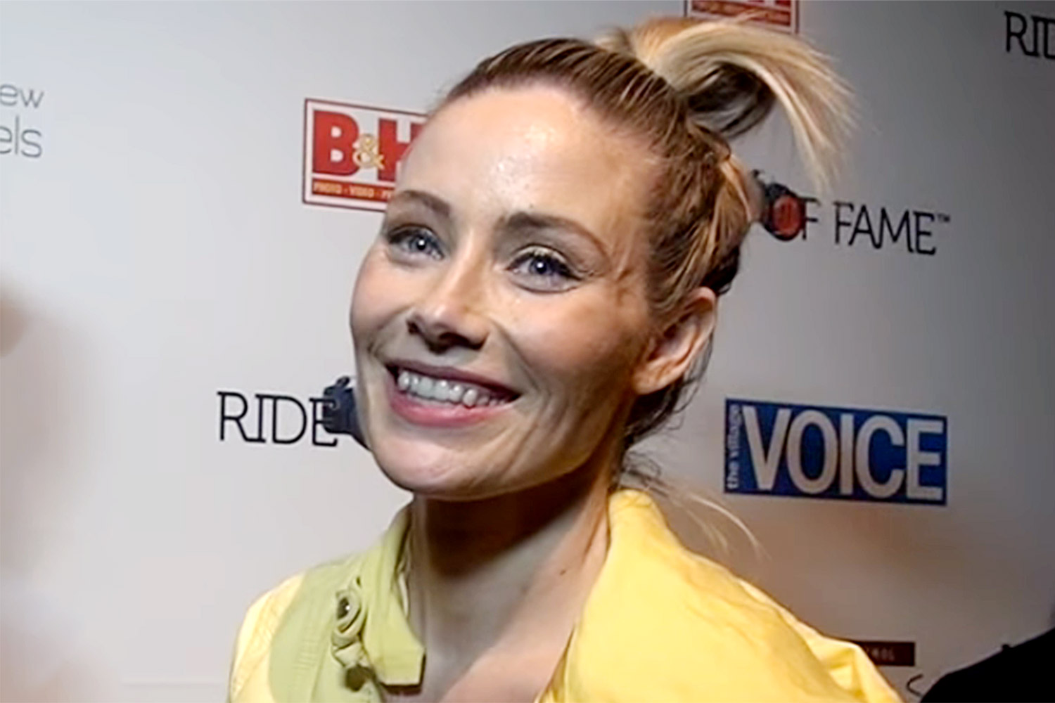 Манекенка пронајдена мртва покрај пат со 18 прострелни рани