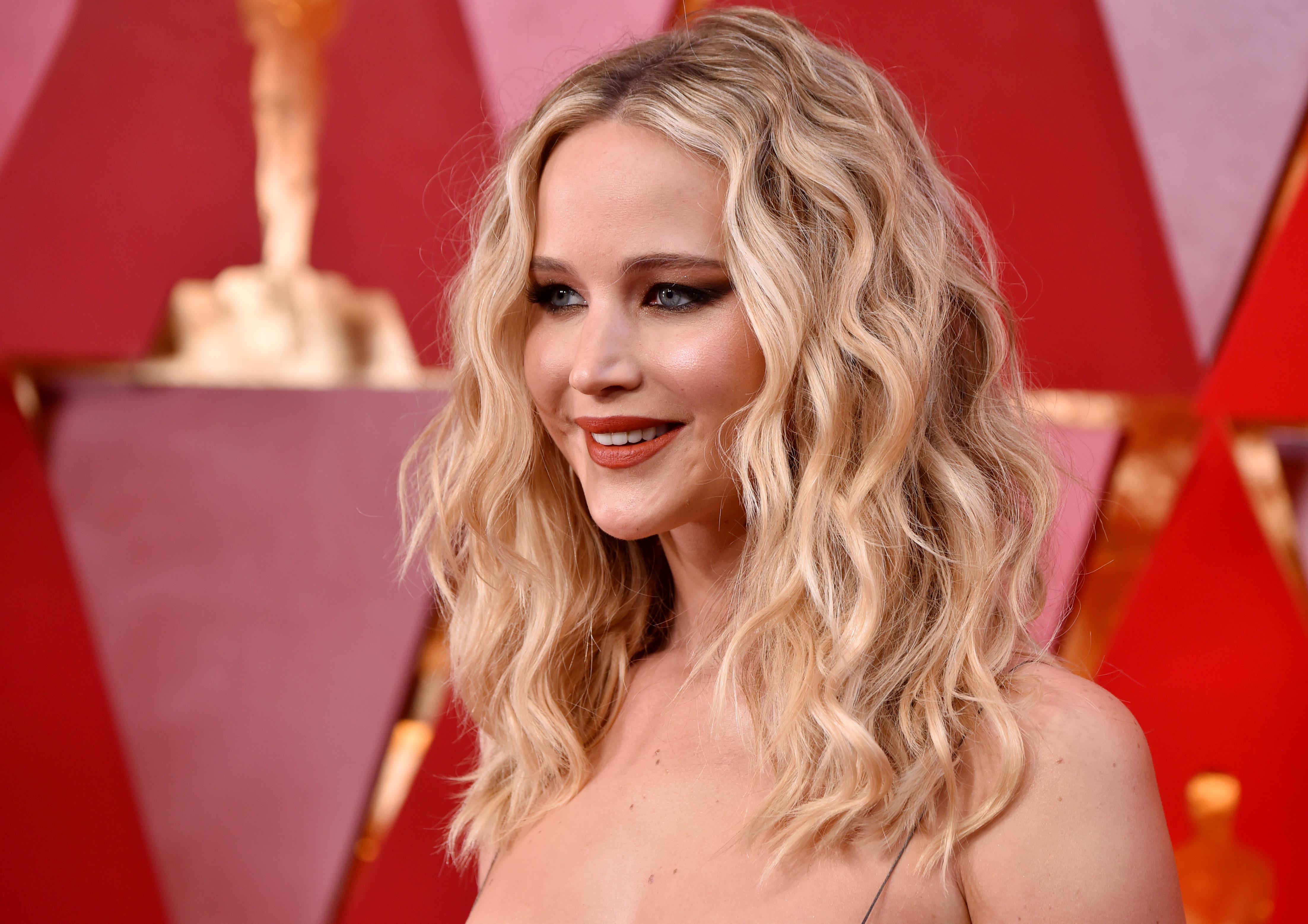 (Фото) Џенифер Лоренс повредена во експлозија на снимањето на новиот филм