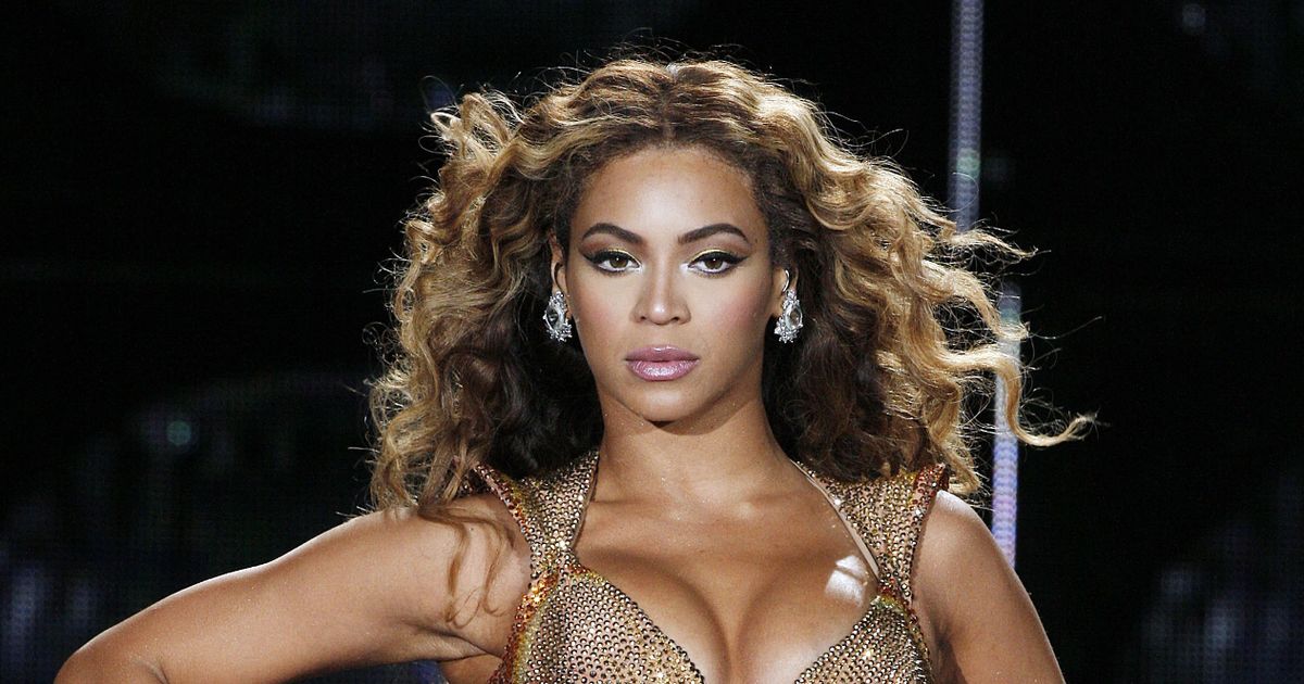 (Фото) На Бијонсе ѝ го украдоа фустанот од „Греми“