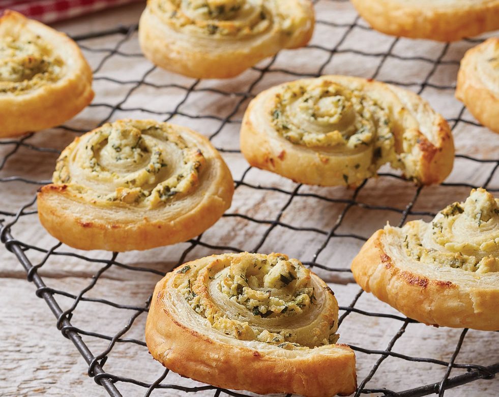 Мини лиснати пити со сланина и сирење