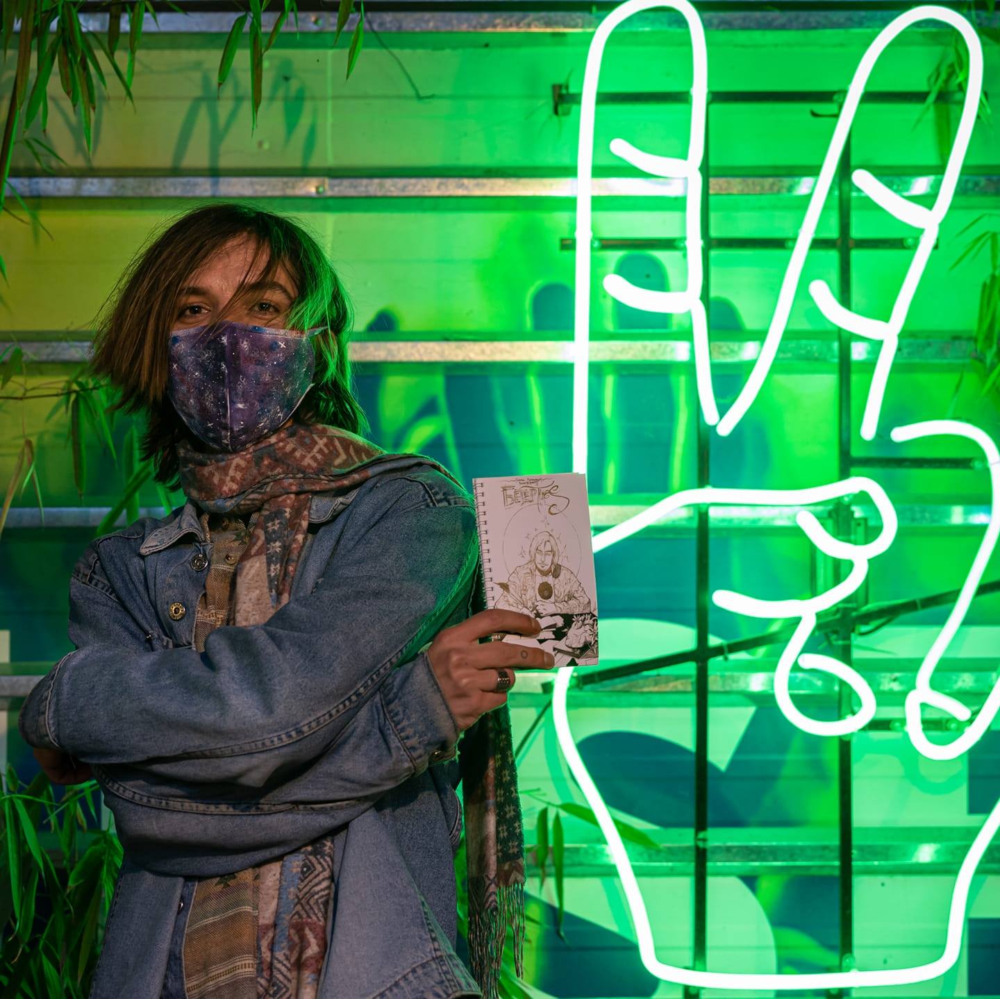 (Видео) Поетот Горазд Китановски рецитира поезија во автобусот „41“ на ЈСП за убав ден на патниците