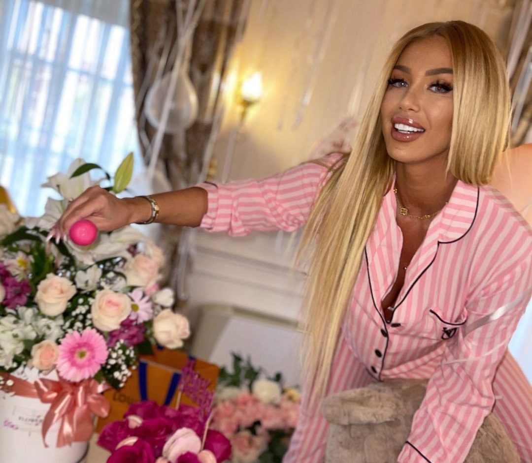 (Галерија) Златен часовник и секси пижами од Серјожа: Аделина Тахири славеше роденден